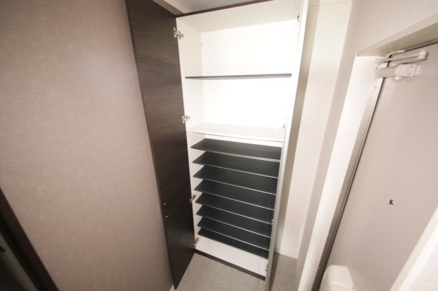 物件内観写真8　(収納豊富です)