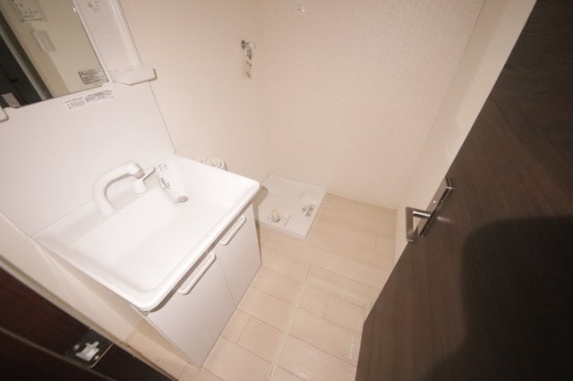 物件内観写真10　(広い洗面スペース)