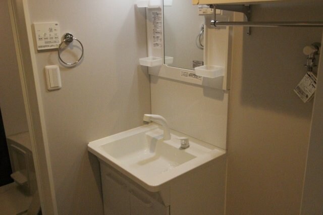 物件内観写真11　(独立洗面化粧台が付いています)