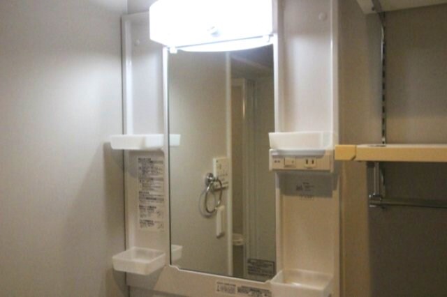 物件内観写真12　(広い洗面スペース)