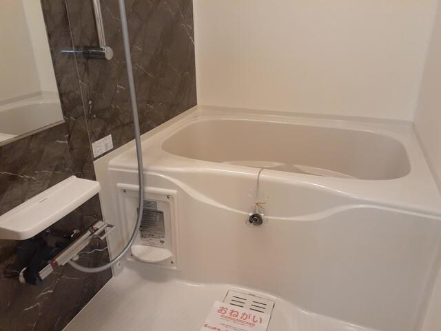物件内観写真6　(日々の疲れを癒すお風呂付です)
