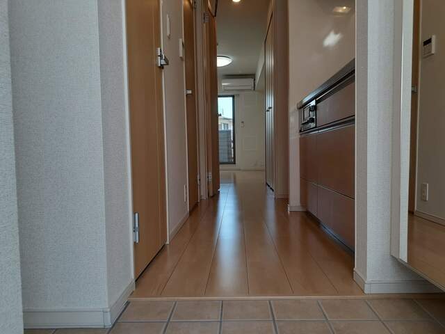 物件内観写真10　(収納もある玄関です)