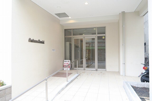 物件外観写真2　(清潔なエントランスです)