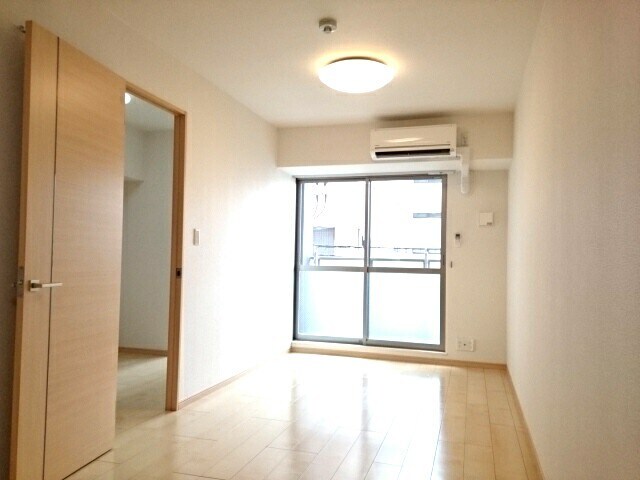 物件内観写真3　(ゆったりとした居間です)