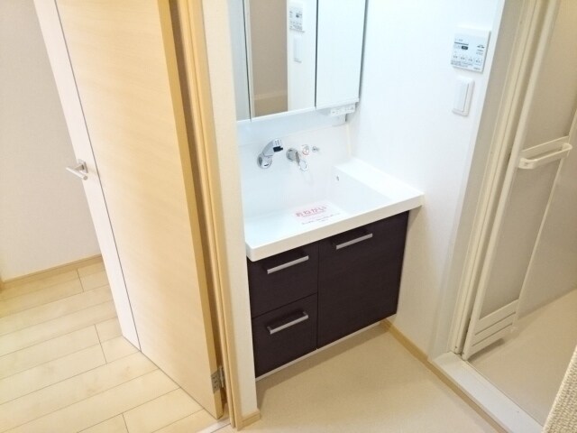 物件内観写真6　(ゆったりとスペースのある洗面所)