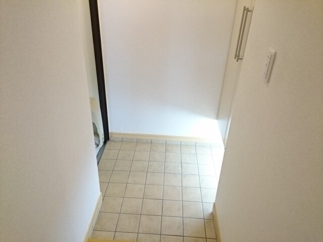 物件内観写真8　(ゆったりとした玄関です)