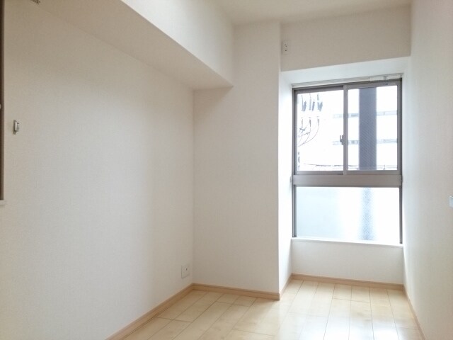 物件内観写真12　(広々とした洋室です)