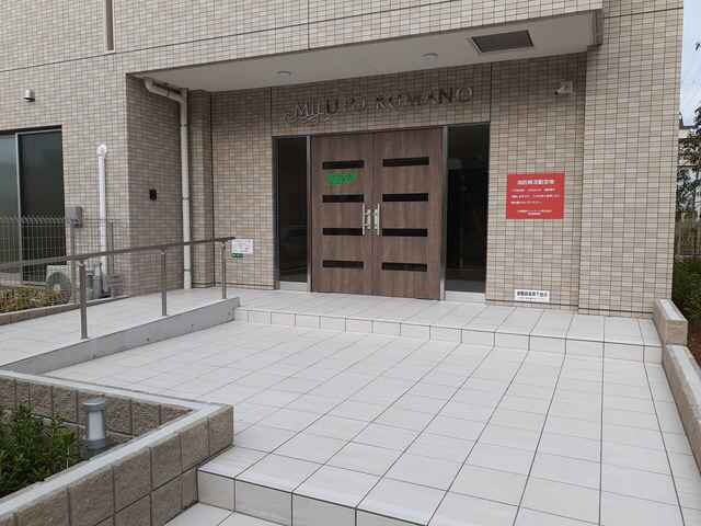 物件外観写真2　(清潔なエントランスです)