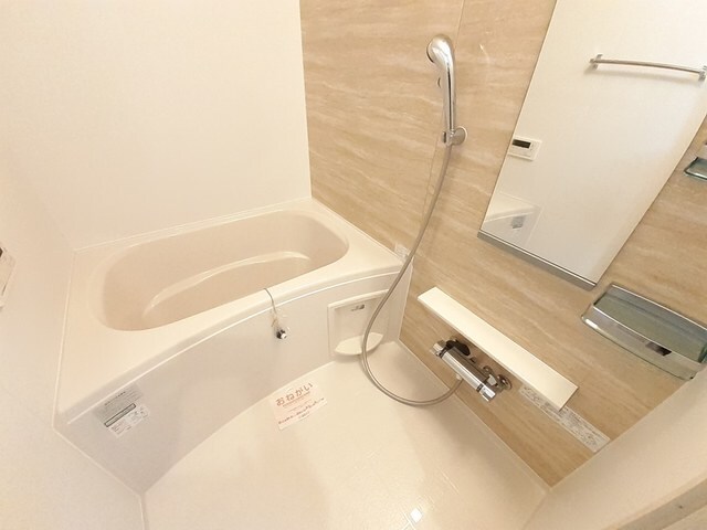 物件内観写真4　(きれいなお風呂です)