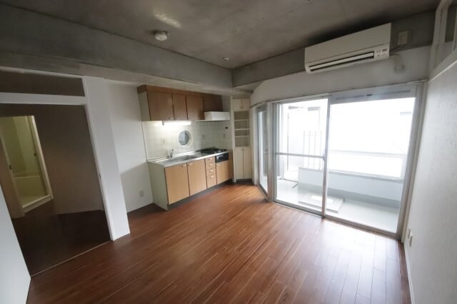 物件内観写真5　(こちらのリビングで趣味の時間をお楽しみください)