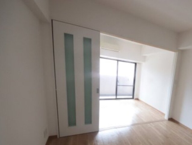 物件内観写真5　(こちらのリビングで趣味の時間をお楽しみください)