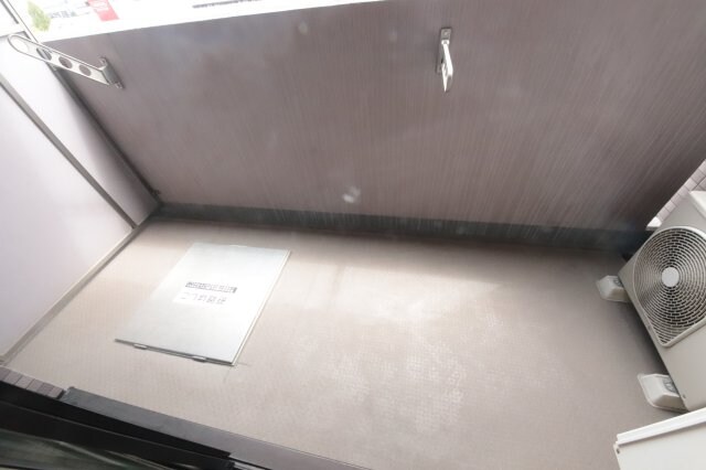 物件内観写真7　(お洗濯にも便利なバルコニー付き)