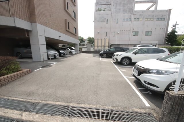 物件外観写真2　(車をお持ちの方に嬉しい駐車場付きの物件です)