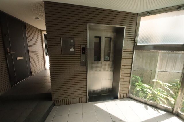 物件外観写真4　(毎日通るエントランスはこのようになっています)