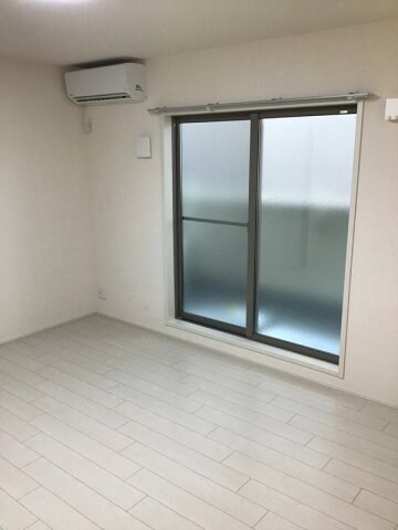 物件内観写真2　(ゆったり過ごせる居間です)