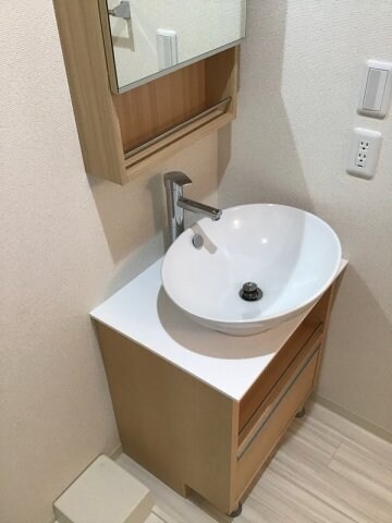 物件内観写真5　(ゆったりとスペースのある洗面所)