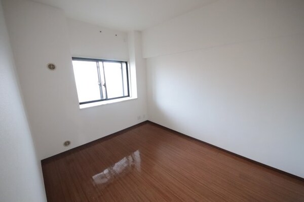 洋室(使いやすいリビングです)