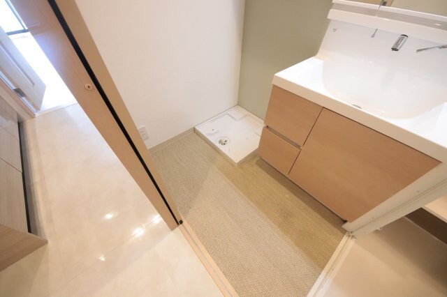 物件内観写真11　(広い洗面スペース)