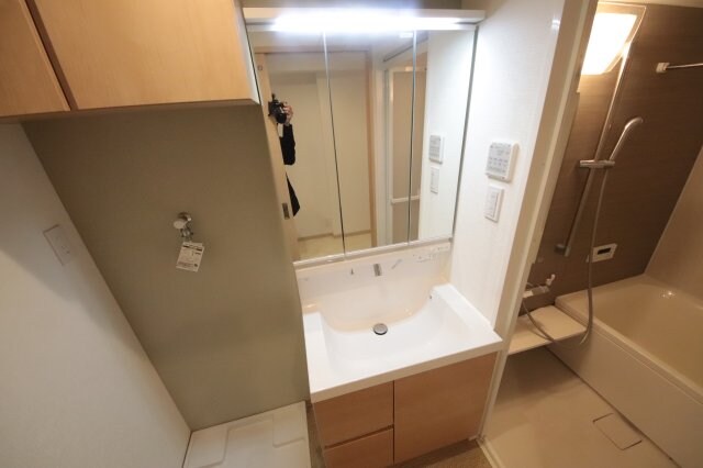 物件内観写真13　(朝の身支度には欠かせない独立洗面化粧台)