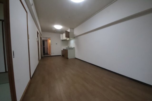 物件内観写真6　(明るい色調の室内です)