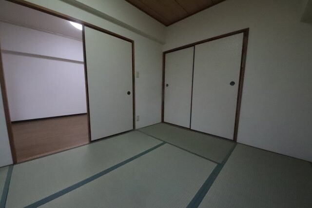 物件内観写真9　(畳の上でゆっくりとくつろげる和室です)