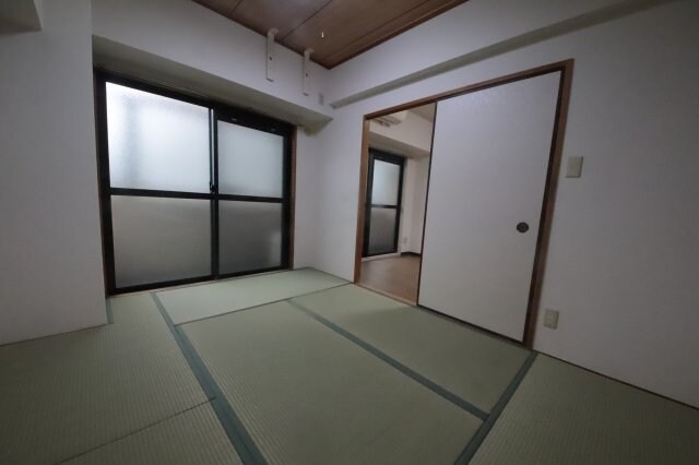 物件内観写真10　(い草の香りが落ち着く素敵な和室です)