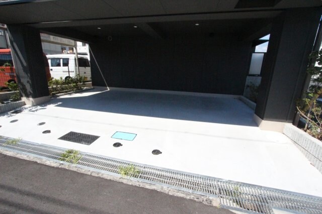 物件外観写真2　(駐車場に車を止められます)