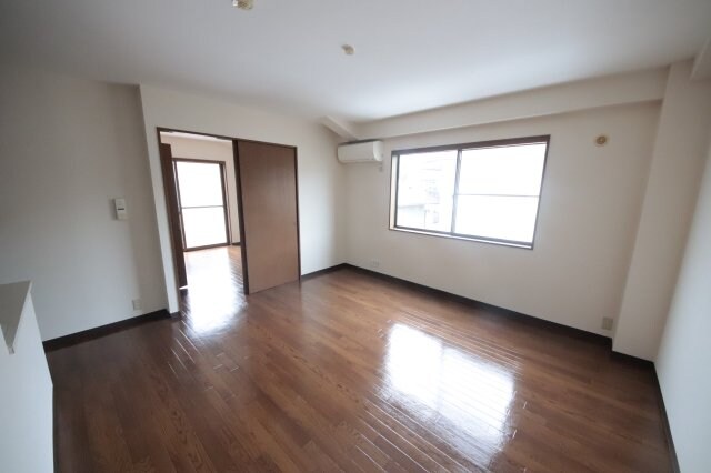 物件内観写真6　(ゆったり過ごせる居間です)