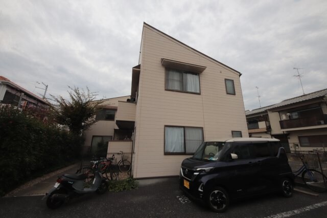 物件外観写真3　(駐車スペースもあります)