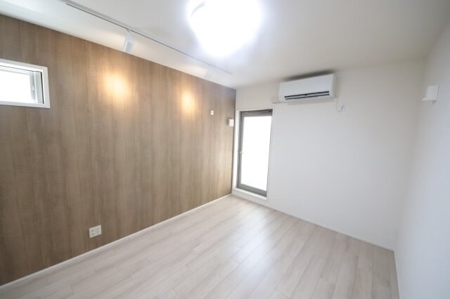 物件内観写真3　(こちらの居間で趣味の時間をお楽しみください)