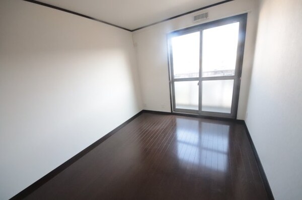 洋室(使い勝手のいい洋室です)