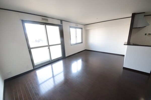 居室(こちらの居間で趣味の時間をお楽しみください)