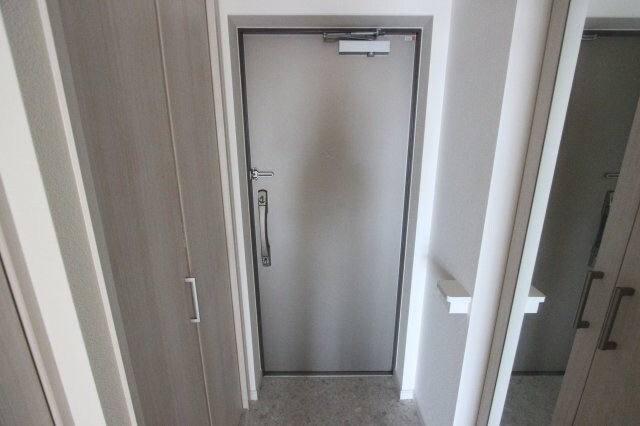 物件内観写真9　(明るい玄関です)