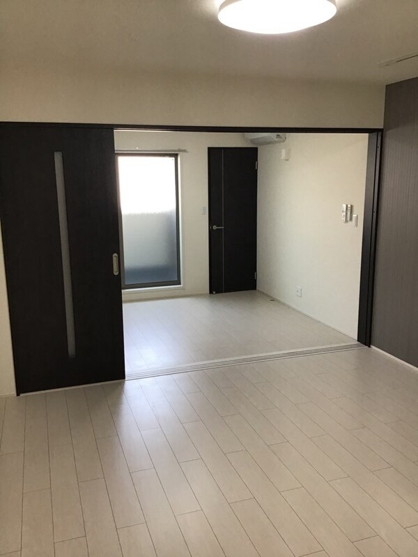 物件内観写真6　(こちらの居間で趣味の時間をお楽しみください)