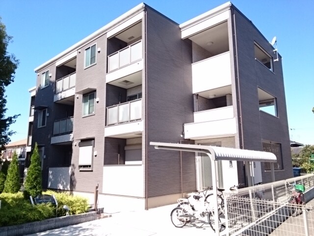 物件外観写真1　(外観は落ち着いています)