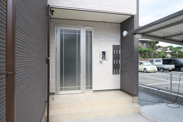 物件外観写真2　(ゆとりのあるエントランスです)