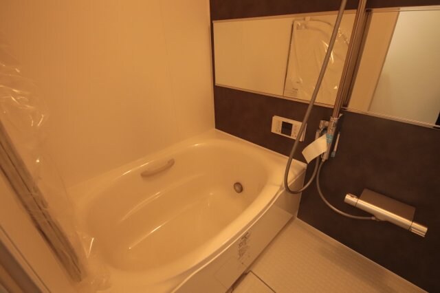 物件内観写真4　(日々の疲れを癒すお風呂付です)