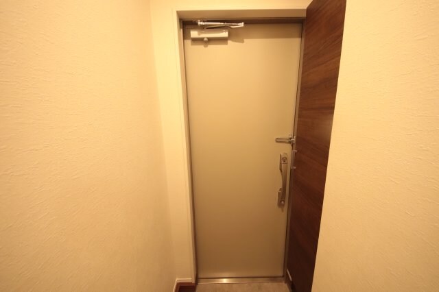 物件内観写真7　(明るい玄関です)