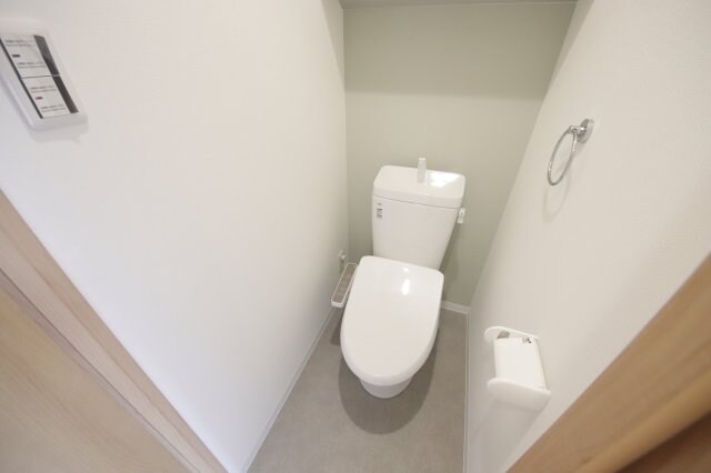 物件内観写真7　(ゆったりとした空間のトイレです)