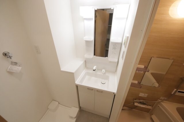 物件内観写真11　(ゆったりとスペースのある洗面所)
