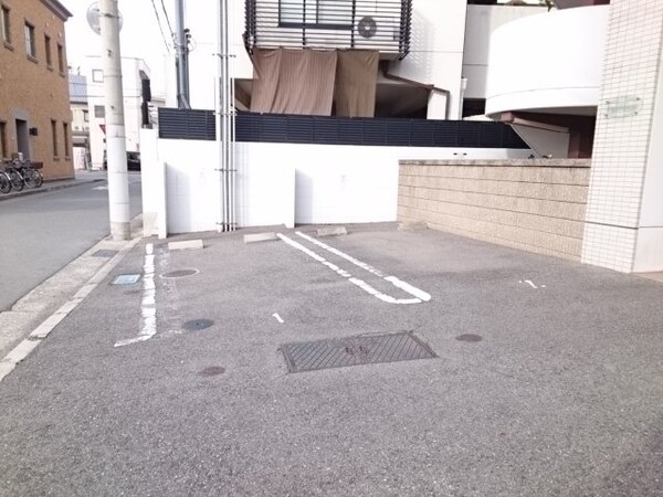 駐車場(車をお持ちの方に嬉しい駐車場付きの物件です)