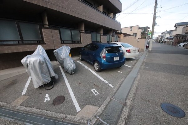 駐車場(車をお持ちの方に嬉しい駐車場付きの物件です)