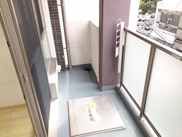 バルコニー(開放的で明るい空間を演出してくれるバルコニーです)