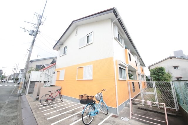 物件外観写真1　(外観は落ち着いています)