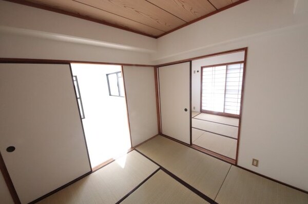 和室(和室、ちょっとしたくつろぎスペースにいかがでしょうか)