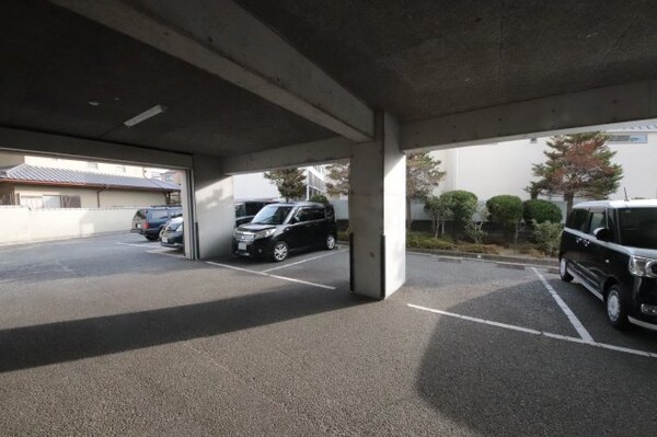 駐車場(駐車場に車を止められます)