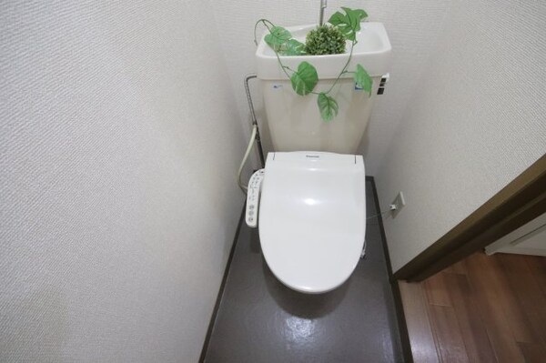 トイレ(落ち着いた色調のトイレです)