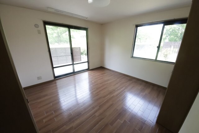 物件内観写真14　(明るい洋室です)