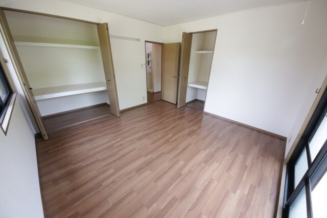 物件内観写真15　(広くて明るい寝室)