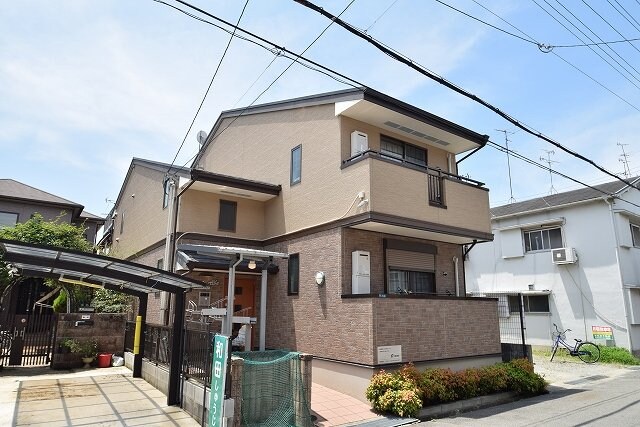 物件外観写真1　(きれいな外観です)